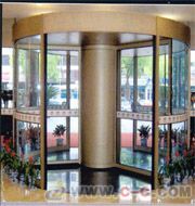 青島鑫凱達(dá)門控 專業(yè)打造山東三翼環(huán)柱式自動(dòng)旋轉(zhuǎn)門，提升空間豪華感與智能化水平